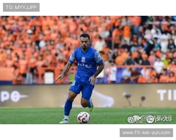 主帅怒踢水瓶被罚上看台！场边表情火爆